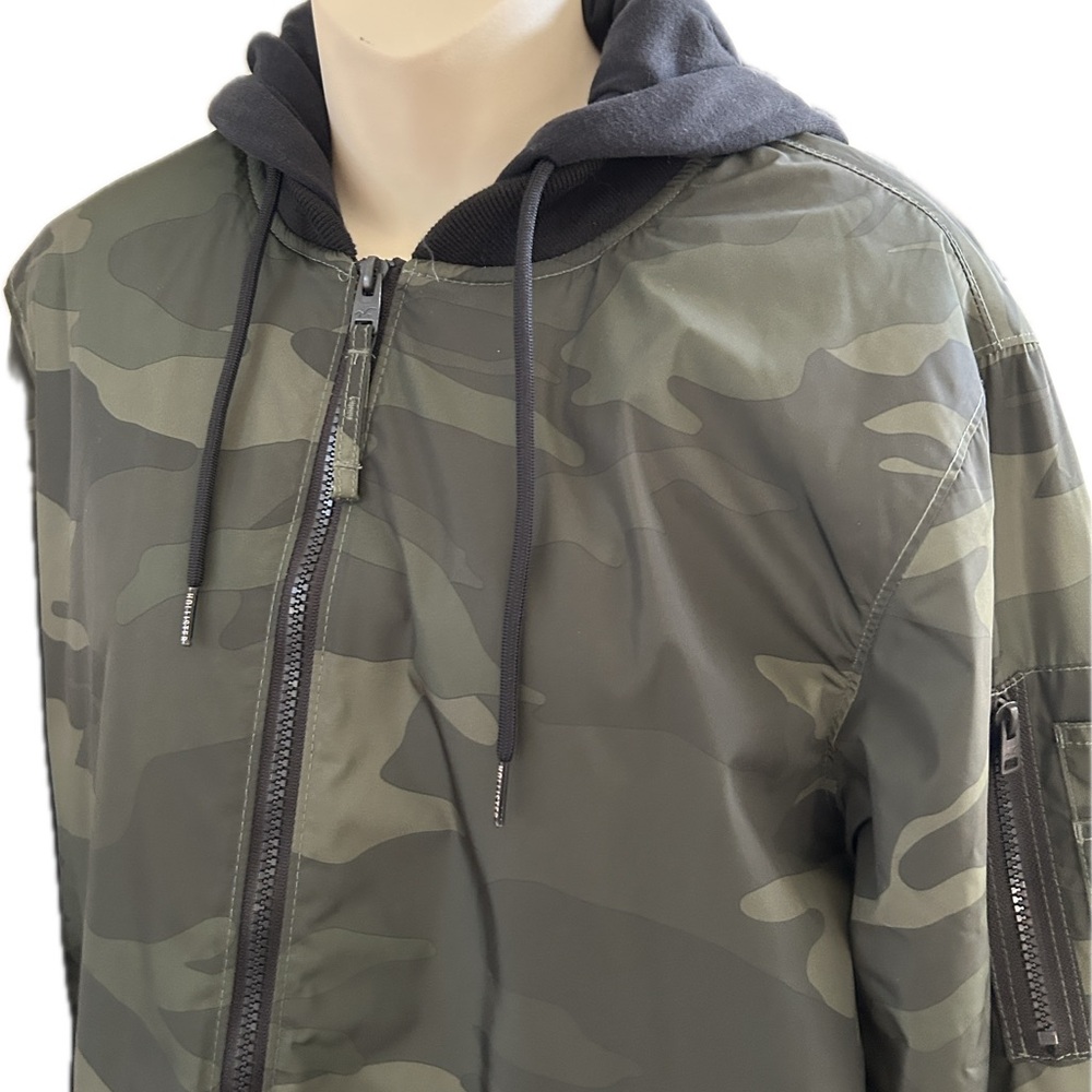 Hollister Men's Green Camouflage Bomber Jacket- Medium - PreOwned